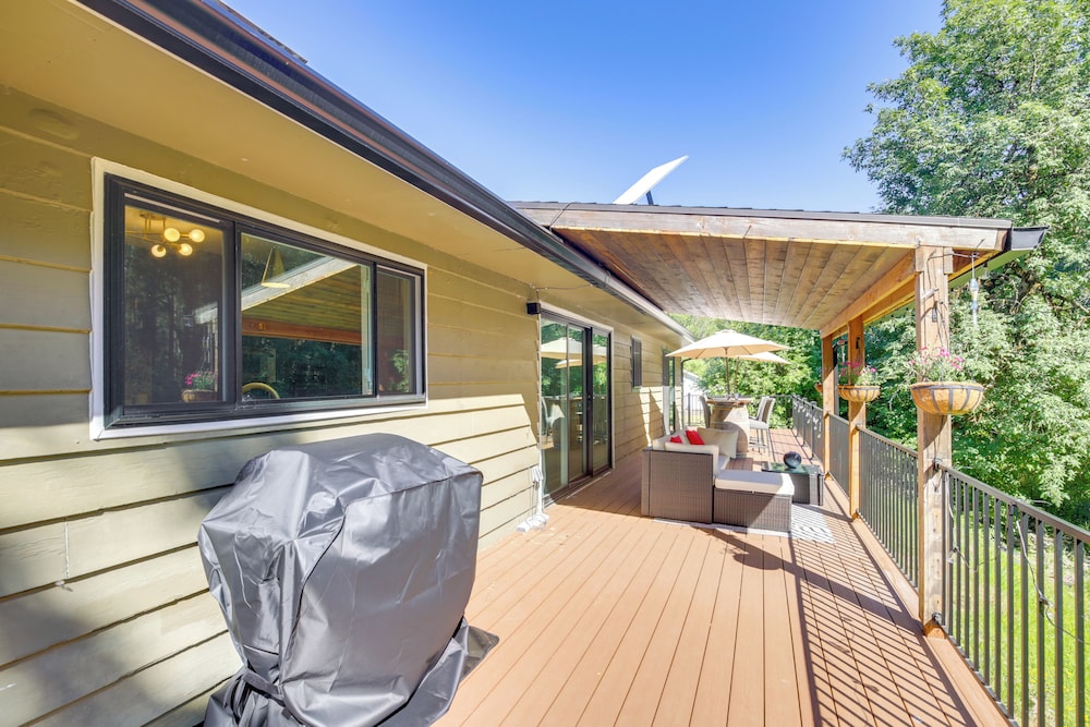 Modern Creekside Retreat 1 Mi to Spirit Mtn Casino