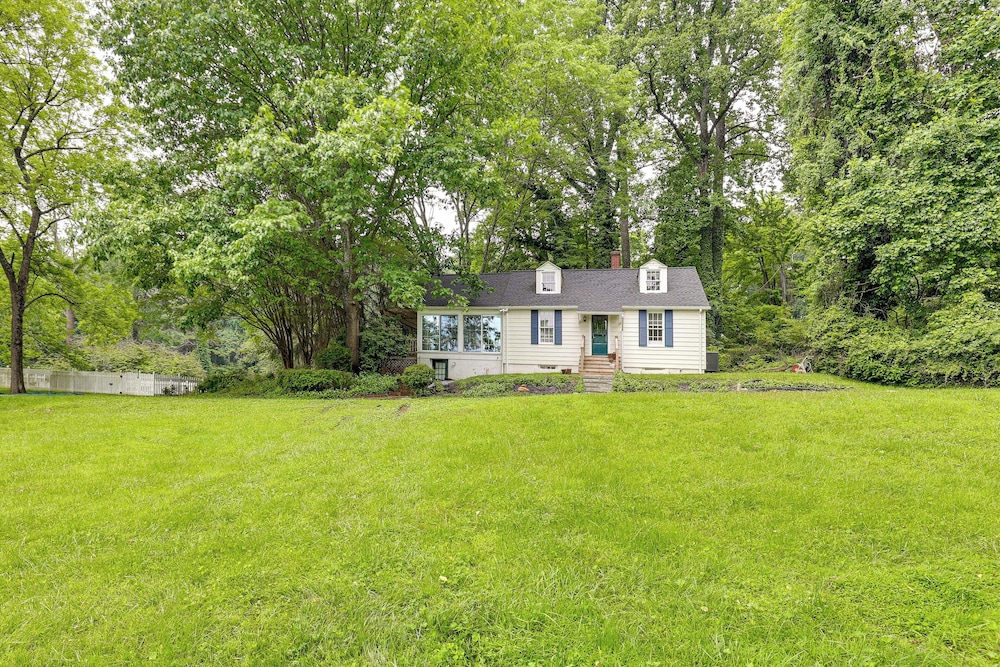 Near Shops & Parks: Dog-friendly Maryland Gem