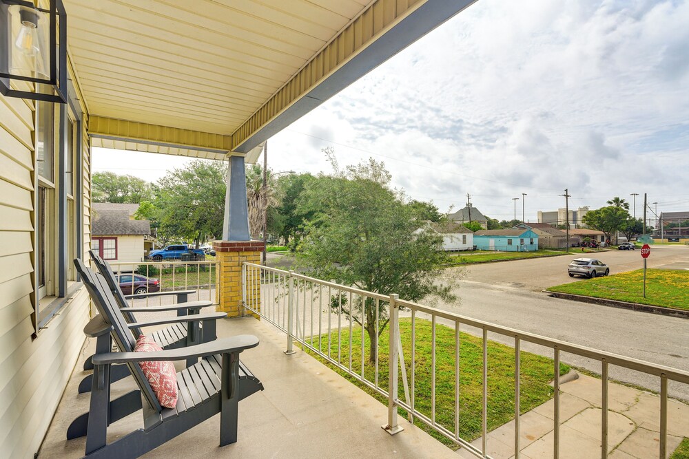 2 Mi to Pleasure Pier: Pet-friendly Gem w/ Yard