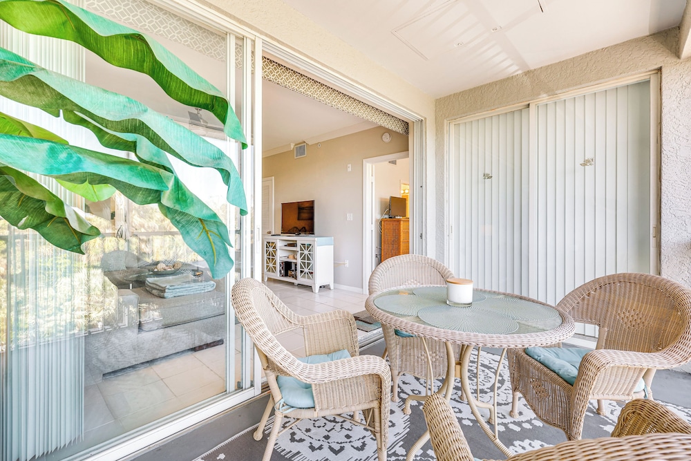 Sleek Naples Condo w/ Balcony: Snowbirds Welcome!