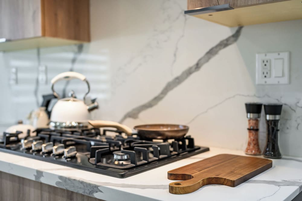 Modern Private Home w Full Kitchen & Parking
