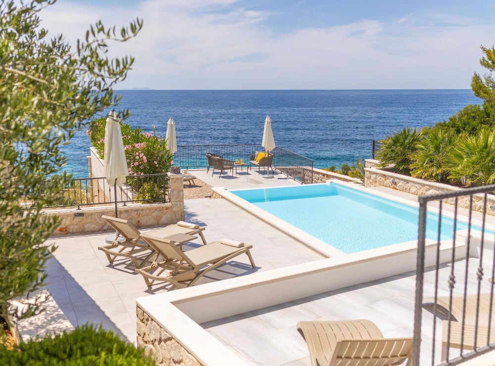 Sunlit Shores Beach Villa With Pool, Gym and Sauna