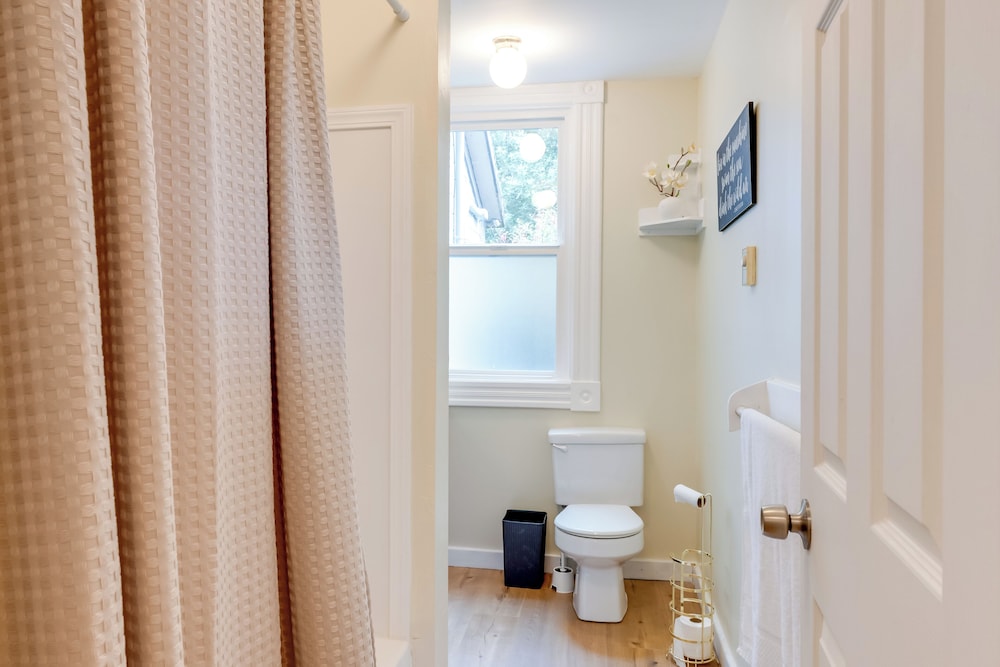 Walk to Main Avenue: Cozy Unit in Warrenton