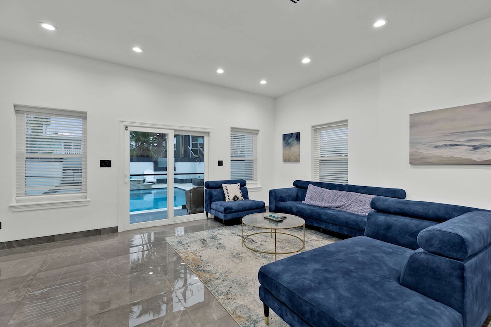 Immaculate Townhouse w Pool Balcony South Padre