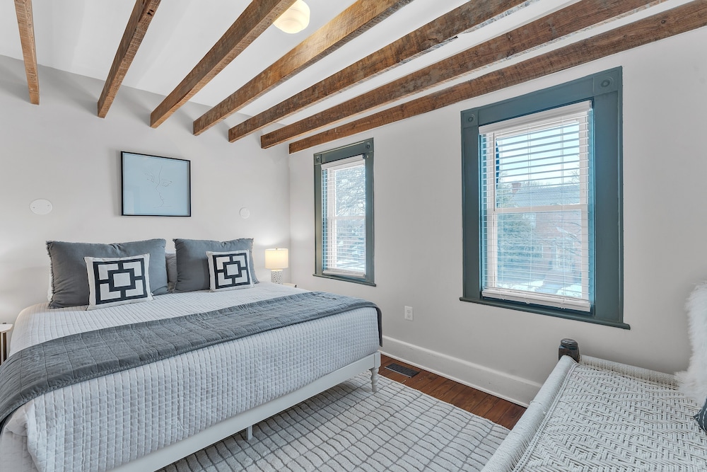 Chez Old Town Walk To Shops Metro & Waterfront 2 Bedroom Townhouse