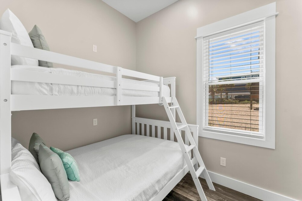 Pet Friendly Beach House - Beach Hop