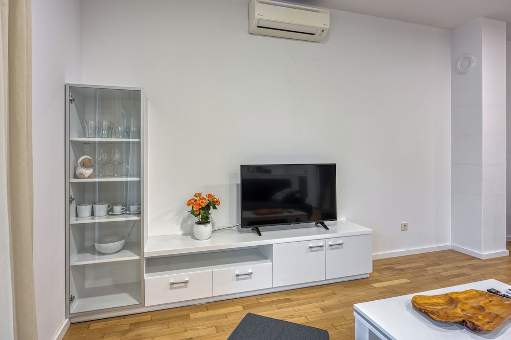 Cikat Bay Modern Apartment