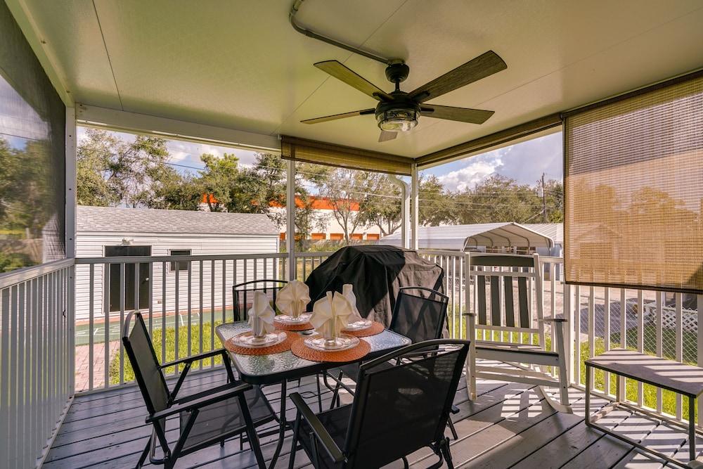 Sunny Fort Myers Home w/ Screened-in Porch & Grill