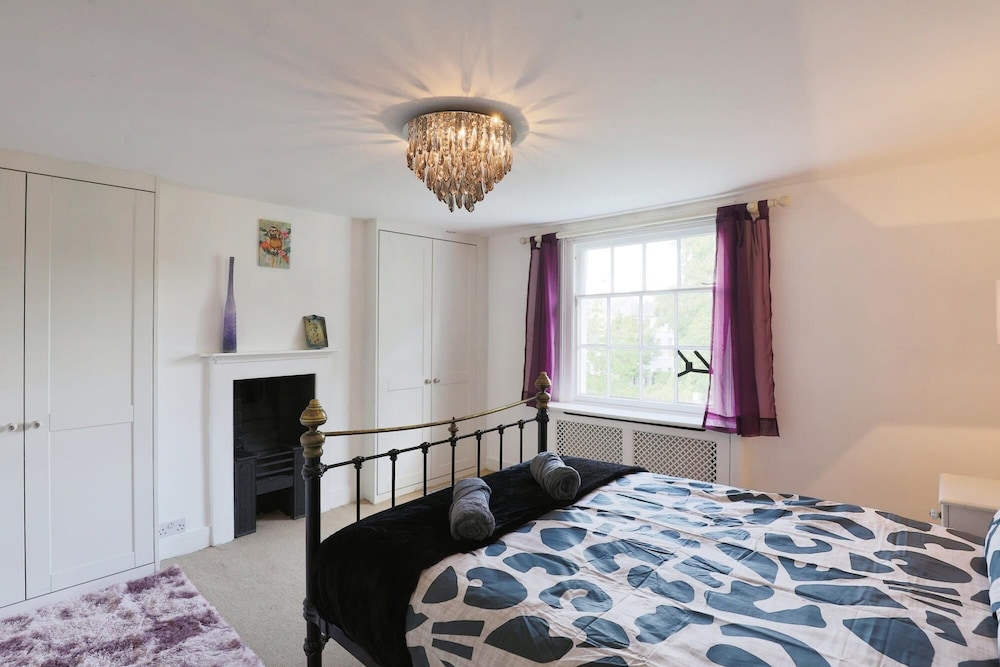 Charming 4-bed Georgian Home in Central Worcester view 4