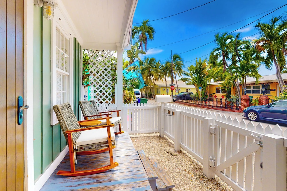 1BR Home - Colorful Cottage w/ AC, W & D, Dogs OK