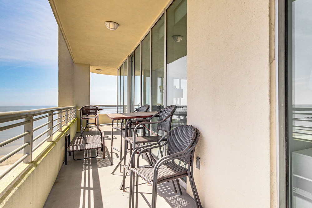 Walk to Beach: Luxury Biloxi Condo w/ Pool Access!