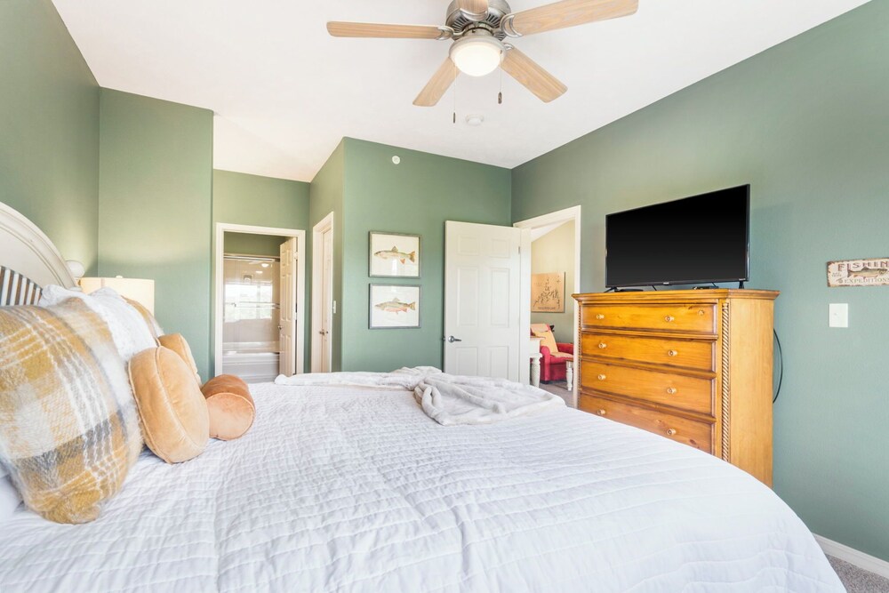 Sunset Daydream Elegant Condo on Table Rock! view 4