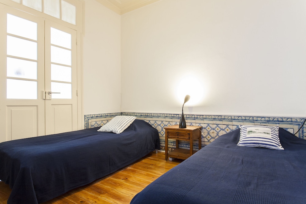 JOIVY Classic 3BR home w/workspace in Chiado, 2mins from Baixa-Chiado subway view 4