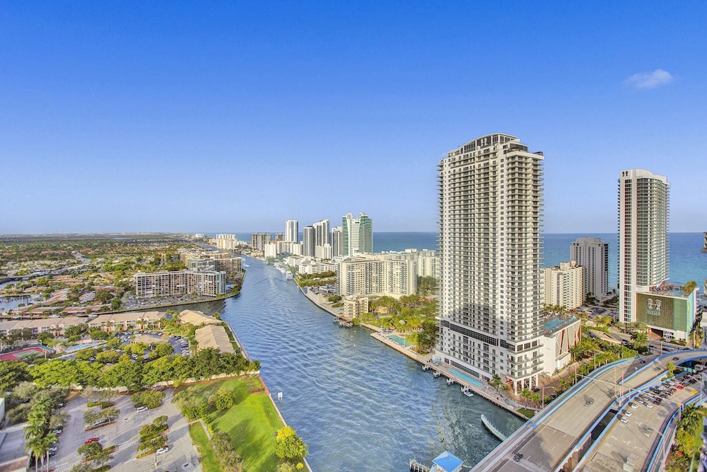 Amazing Penthouse at Beachwalk - Image 1