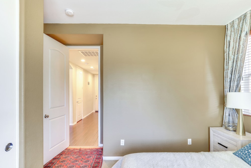 14 Mi to Old Town Temecula: Luxe Fallbrook Home!