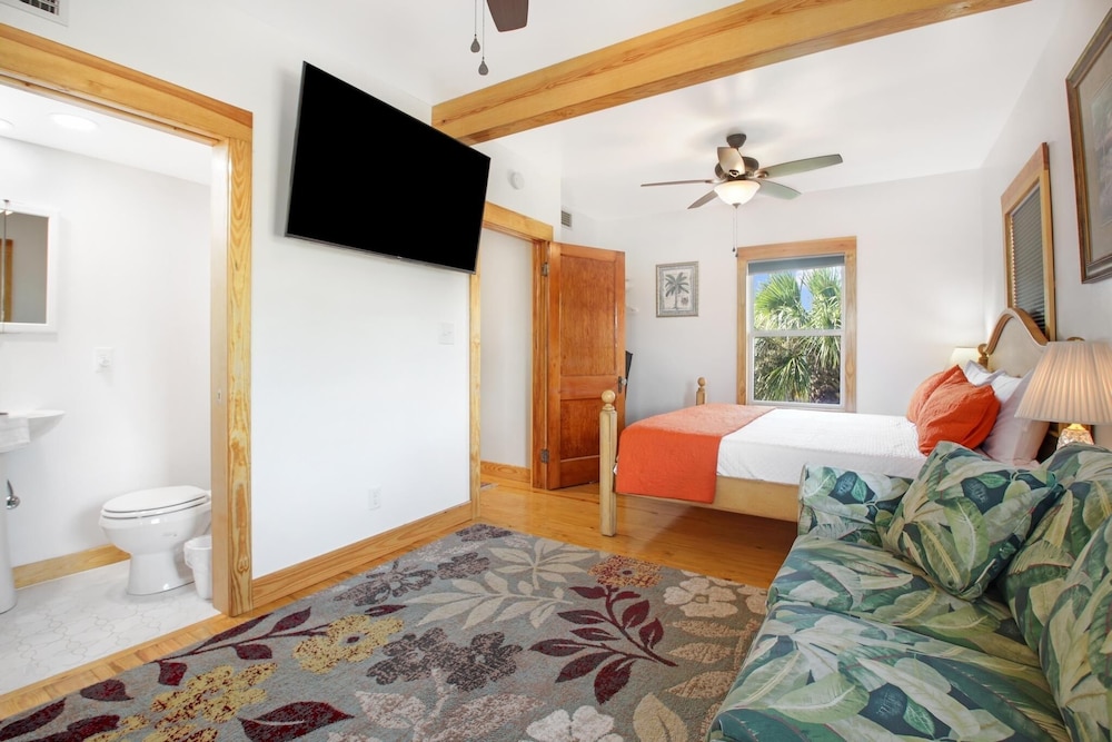 Hot Sand 4 Bedroom Home by RedAwning view 5