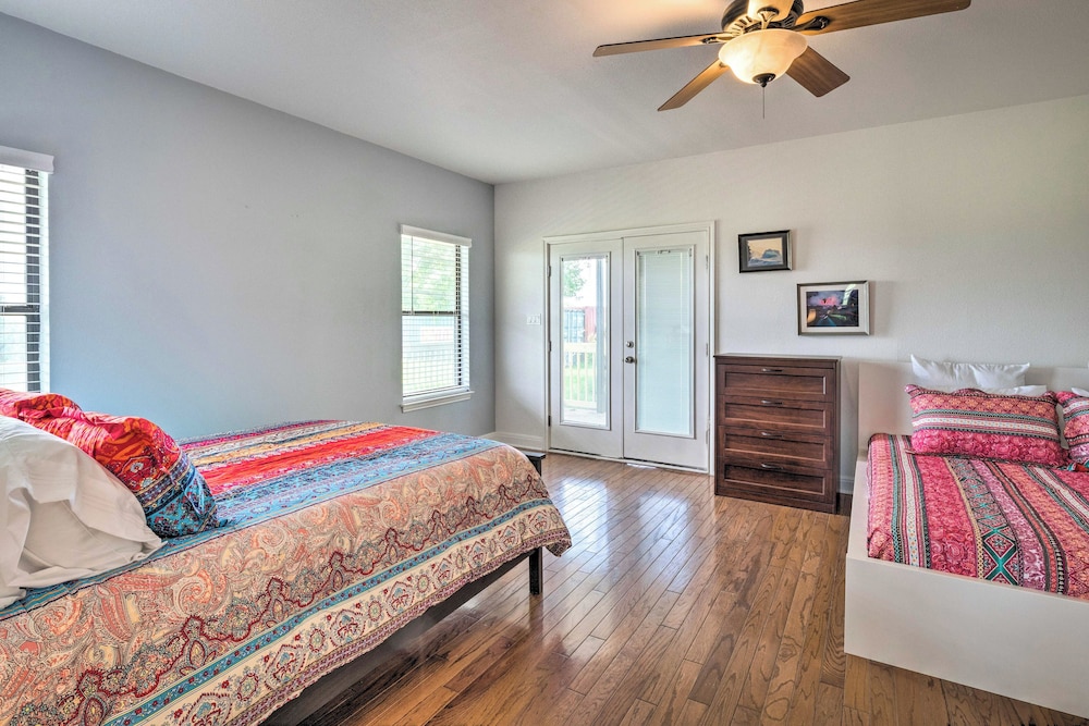 Gingerland Ranch in Del Valle: Game Room & Porch - Image 4