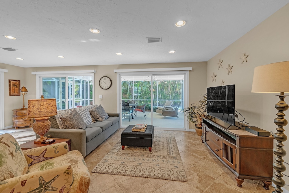 Comfy Home W/ Heated Pool Near Siesta Key Beach 2 Bedroom Home
