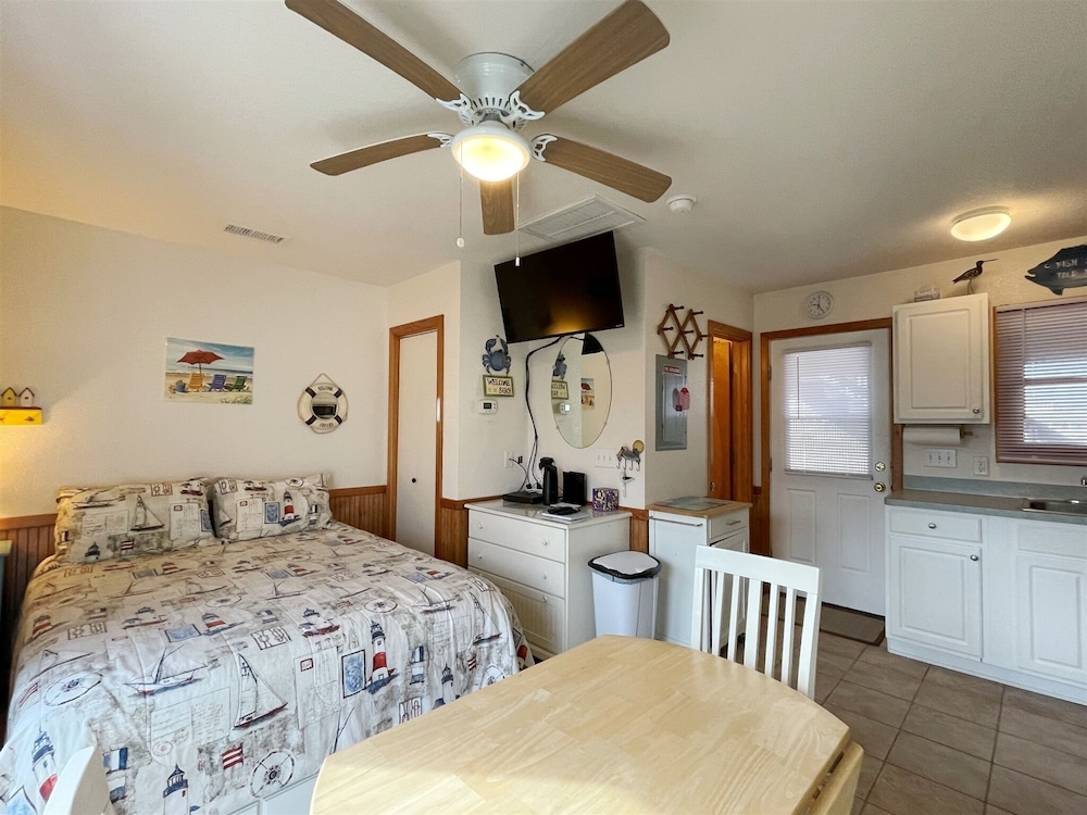 9 Nautical Nine Studio Bedroom Condo by RedAwning