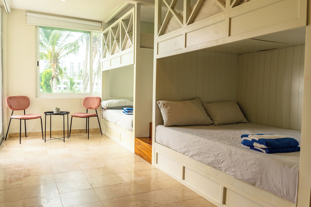Family Condo with 3 BDR Pool & Hot tub