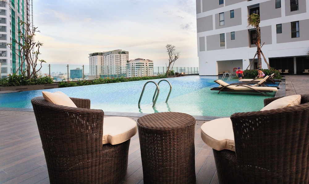 RIVERGATE apartment infinity pool & Gym