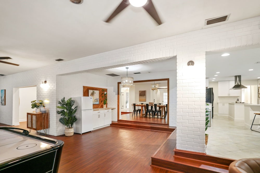 Golden Retreat: Expansive 6BR Home w Heated Pool ~