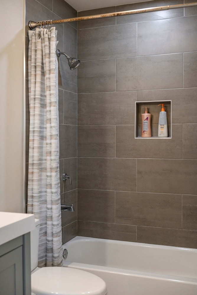 Foothills Oasis w Private Balcony Free Parking 3