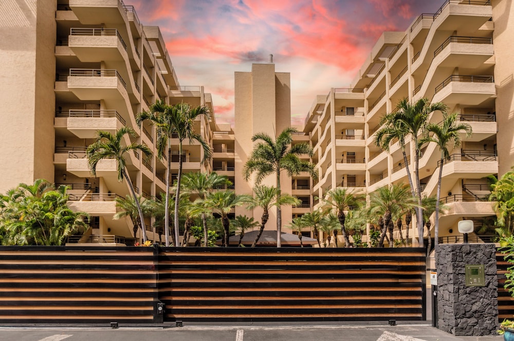 Polo Beach Club Vacation Rentals - APlus Resorts