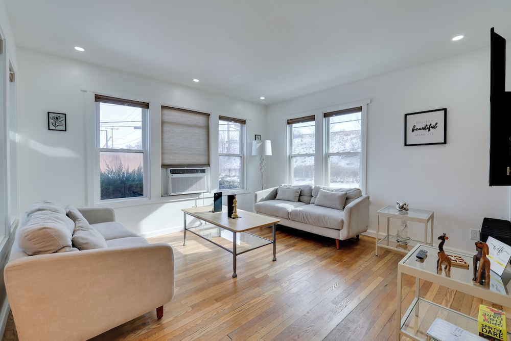 Walk to Roger Williams Park: Apt in Providence!