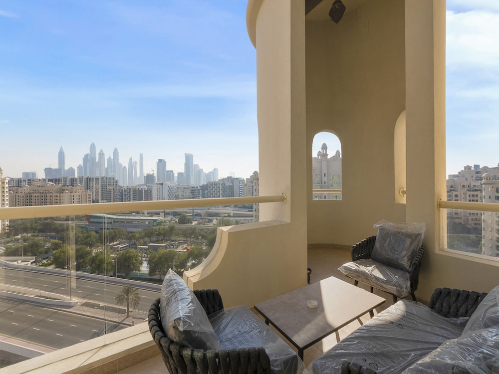 Short-stay at Al Haseer - 4 Beds Palm Holiday Apt