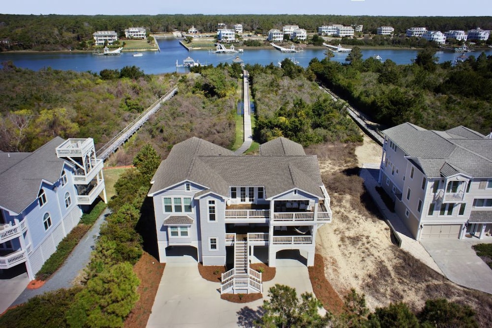 Gray Goose 5 Bedroom Home by RedAwning