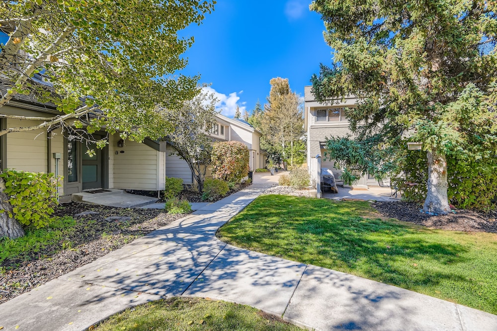 Charming 2br Escape Hot Tub, Bbq & Mountain Comfort 1424 2 Bedroom Condo