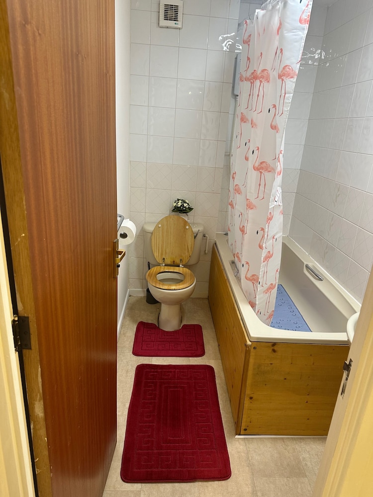1br-sleeps2-parking-quietstay-citycentre