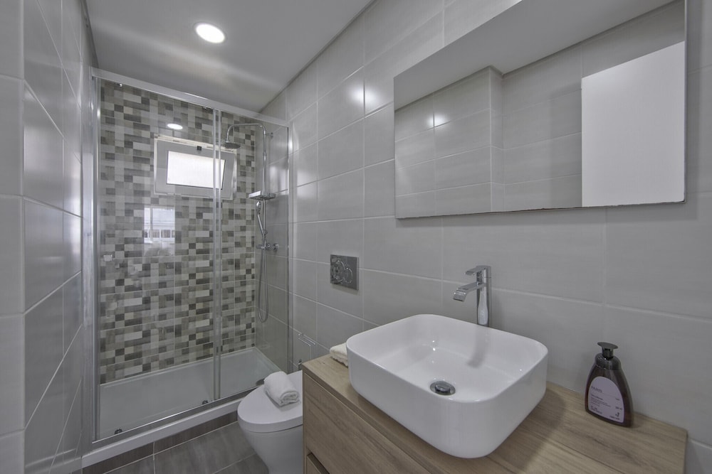 Olivais Modern by Homing