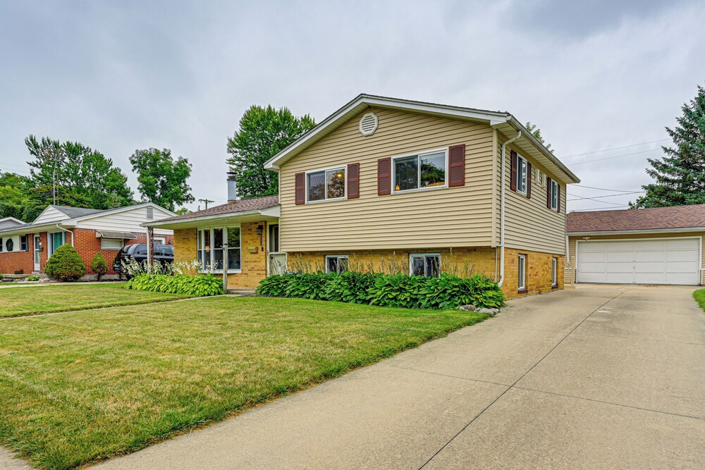 1 Mi to Dtwn: Suburban Home w/ Yard in Owosso