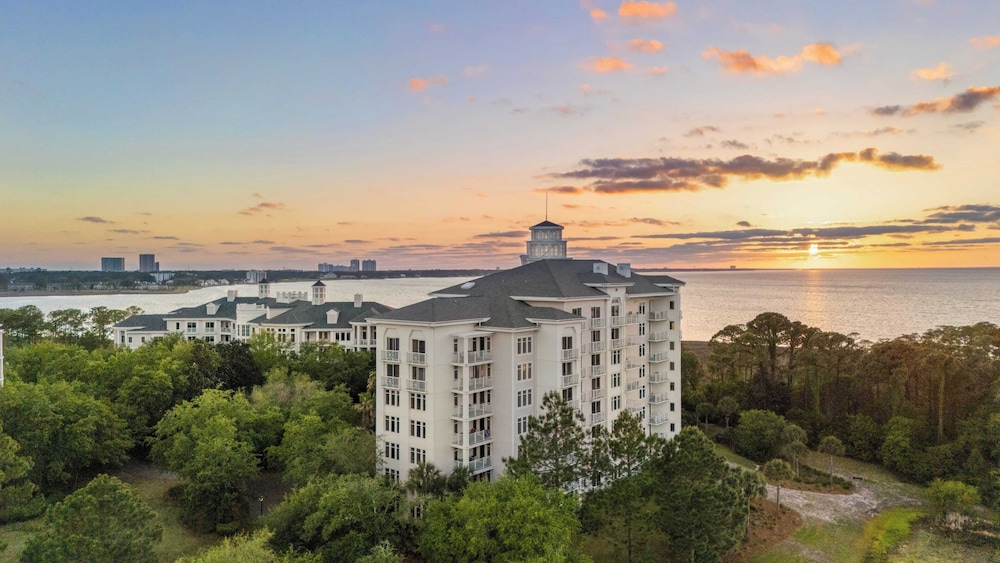 Serene Studio at Sandestin Pool, Hot Tub, Beach Shuttle, Walk to Baytowne