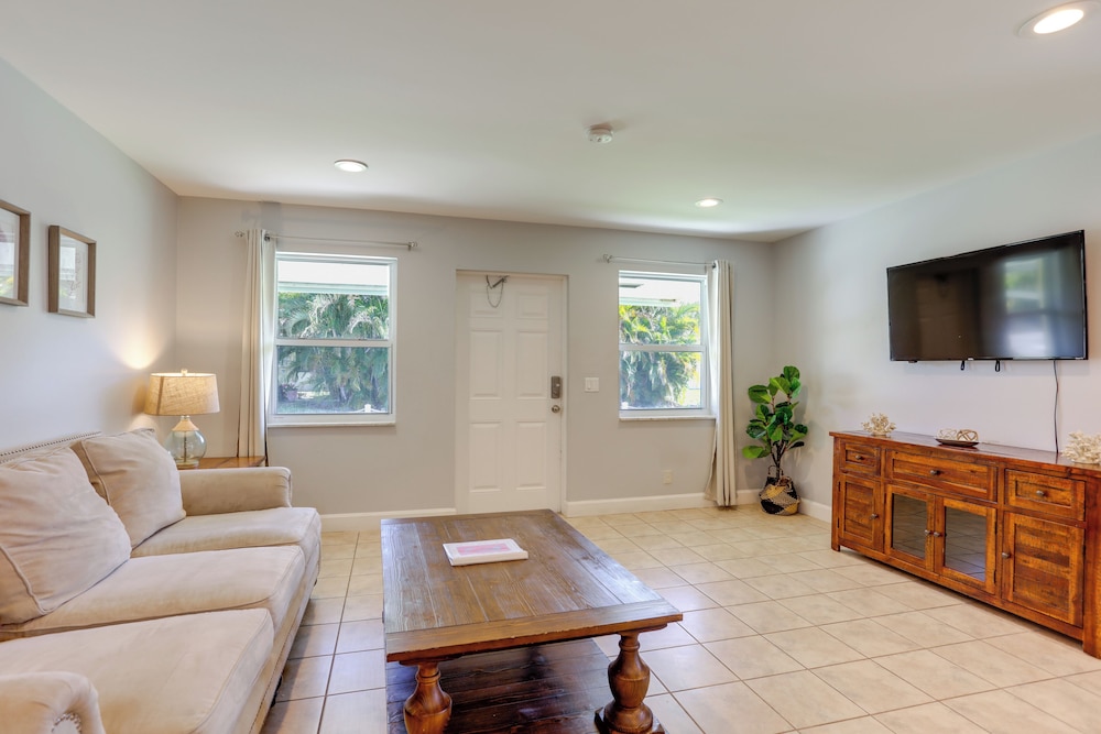 < 3 Mi to Juno Beach: Coastal Townhome w/ Patio!