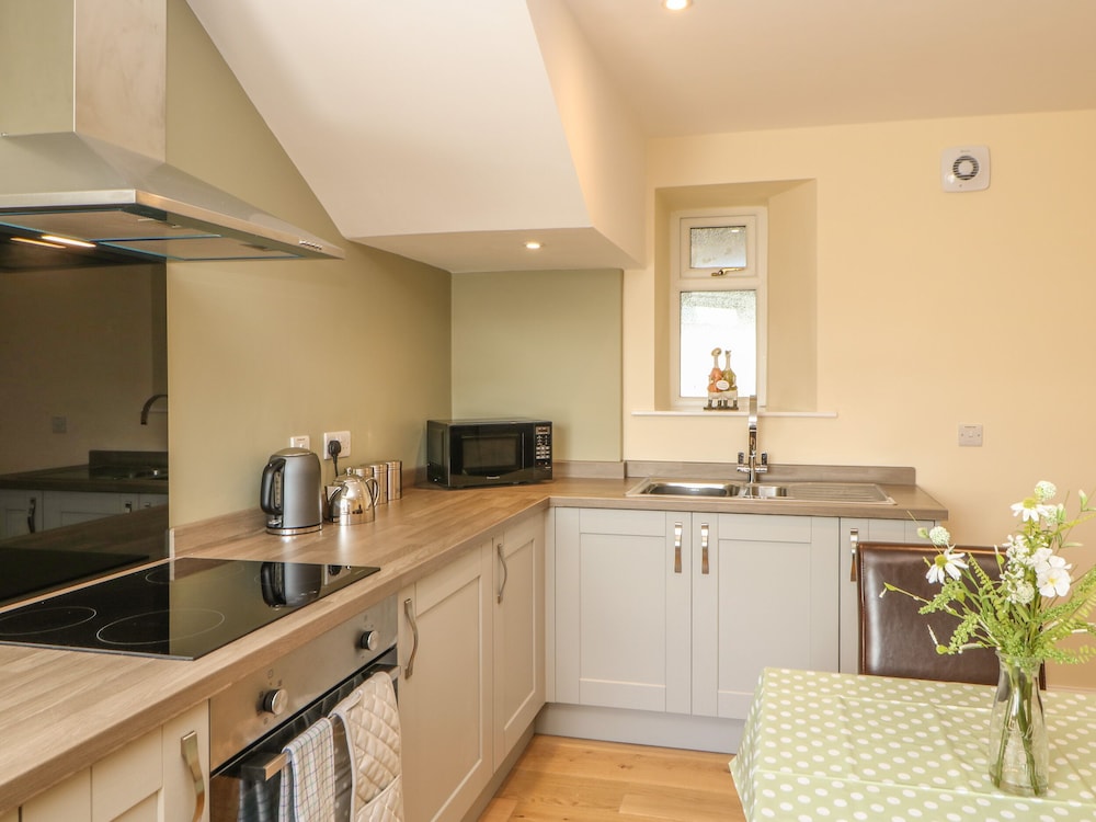 Ferngrove Cottage view 5