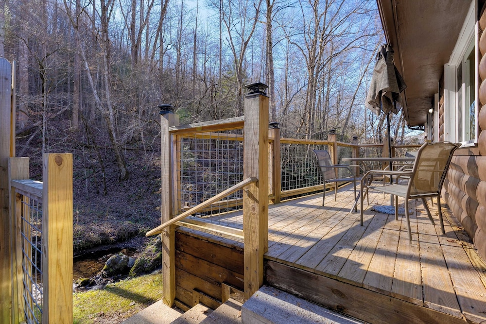 Creekside Haven by Avantstay Hot Tub, Fire Pit, Outdoor Dining Area Nestled Next to Creek
