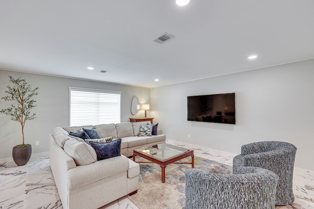 < 1 Mi to Sau: Newly Renovated Home w/ Yard!
