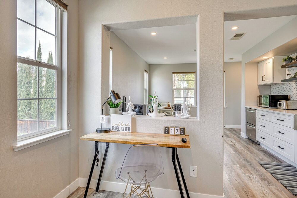 Pool & Hot Tub Access: Brentwood Getaway!