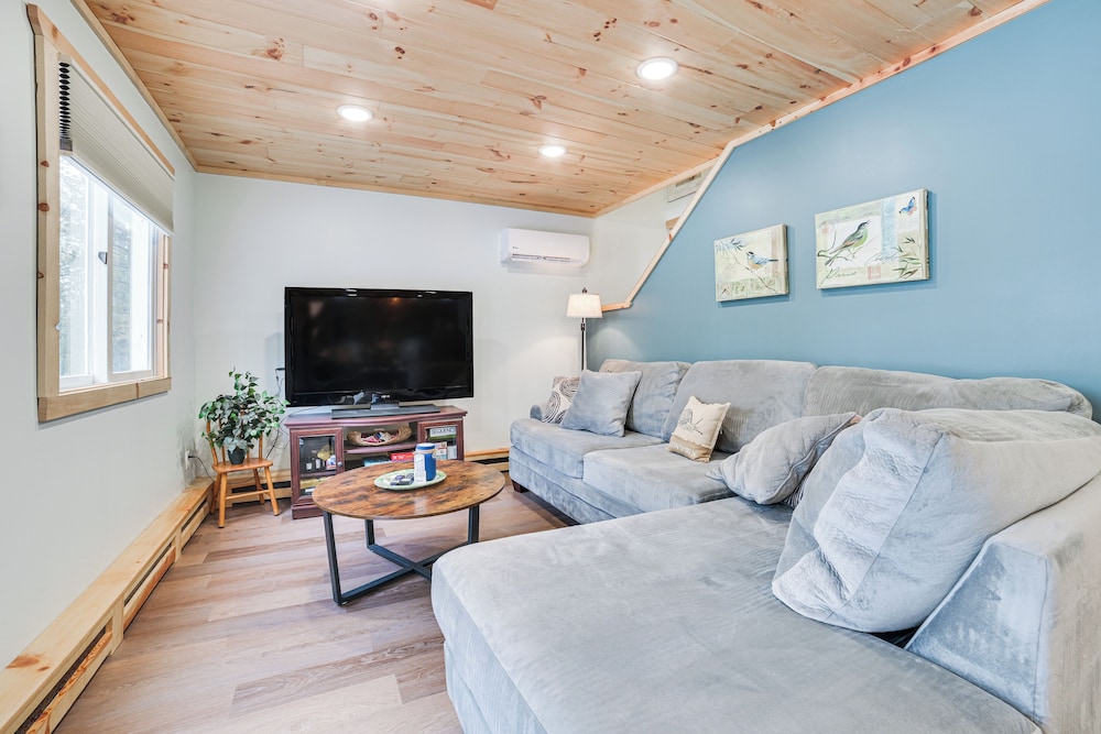 Lake Access & Dock: Remote Mio-area Cottage