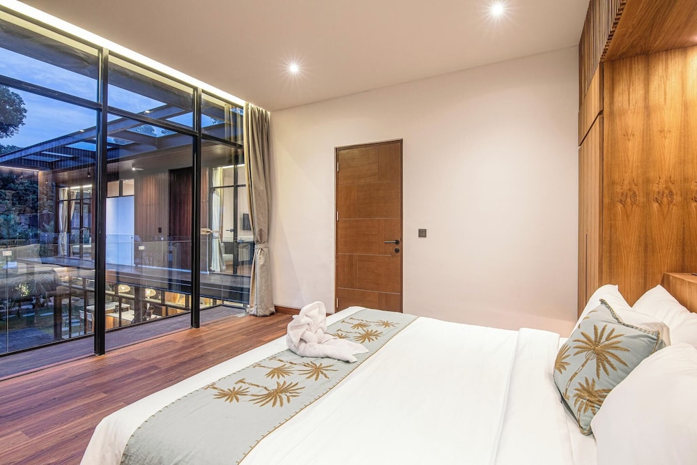 Elegant 6BR Canggu Villa Steps From the Ocean