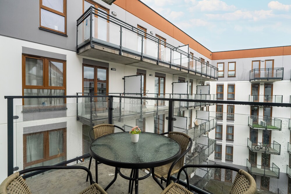 Modern Studio Niemena by Renters