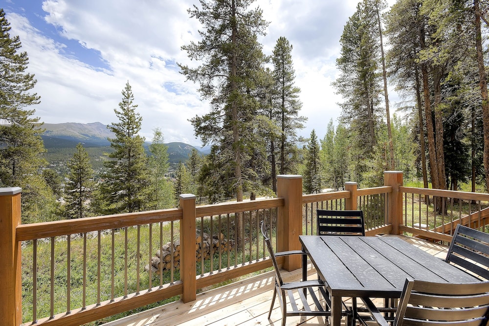 Sunrise Ski Haus 4 Bedroom Home by RedAwning