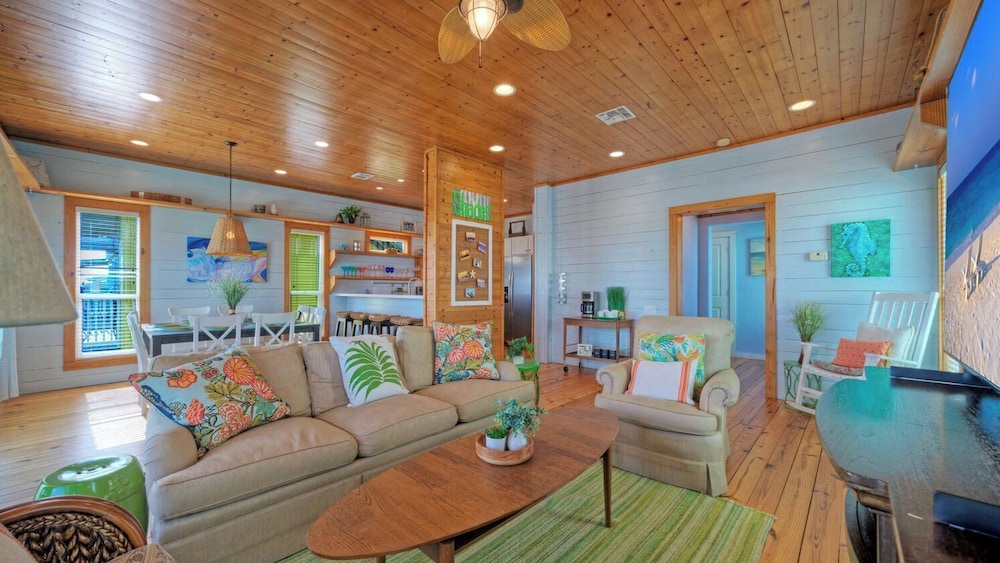 Walk to the Beach Ocean Views, Balcony Dining & Open Living Beachview 54 by Avantstay