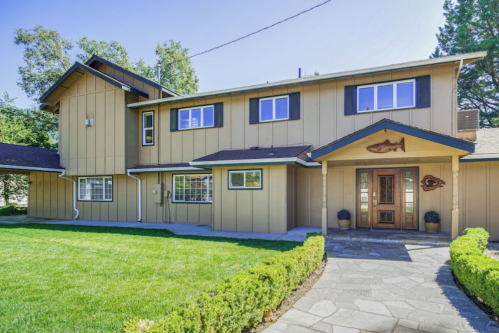 Lovely Riverfront Grants Pass Home: Pool & Hot Tub