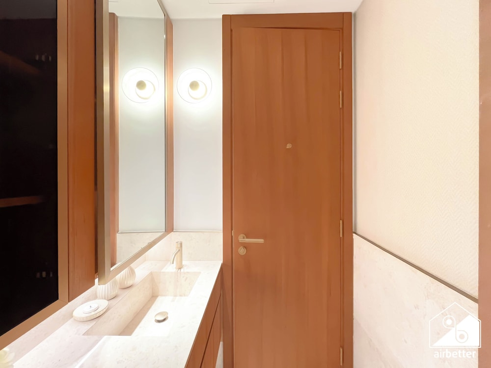 Luxury Beachfront 1BR on Palm Jumeirah & Balcony