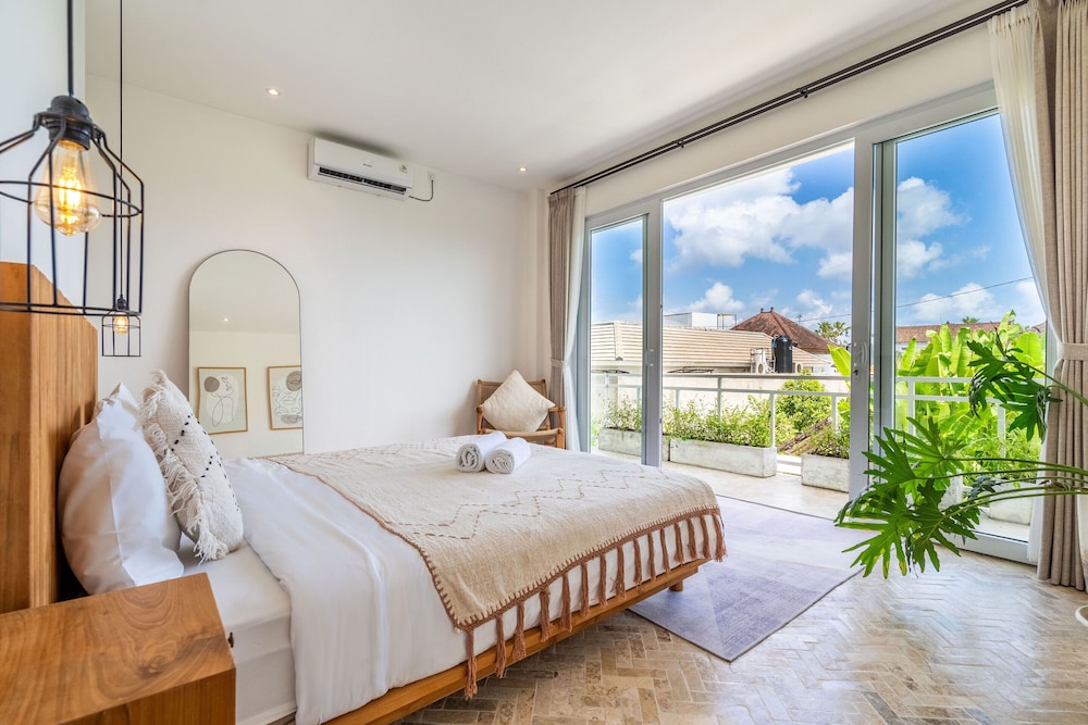 Eleven Villa Canggu - Calm Oasis with Pool and Privacy