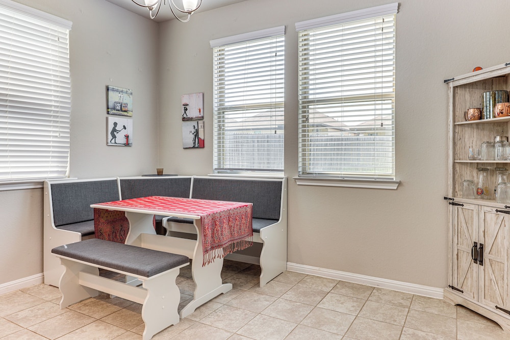 Family Home w/ Pool Access: 5 Mi to Downtown Buda!